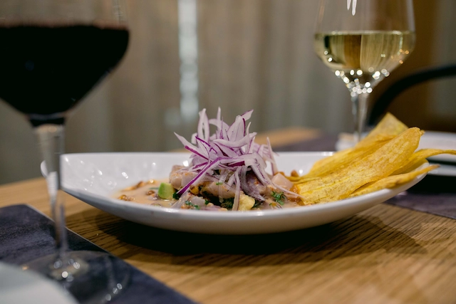 Ceviche verde de mango y huacatay servido con boniato y chips